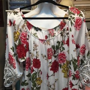 Le Rouge 3x Red/yellow flowers in tunic with white crocheted lace